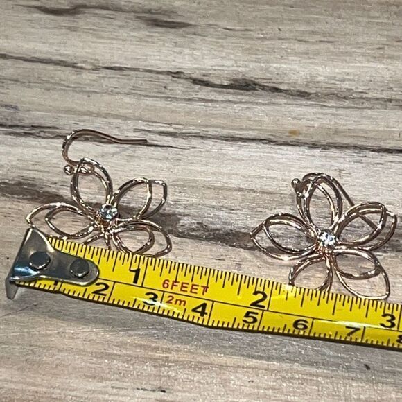 Open wire earring woman’s 1.5” dangling flower gold tone rhinestones center flor - Picture 4 of 6